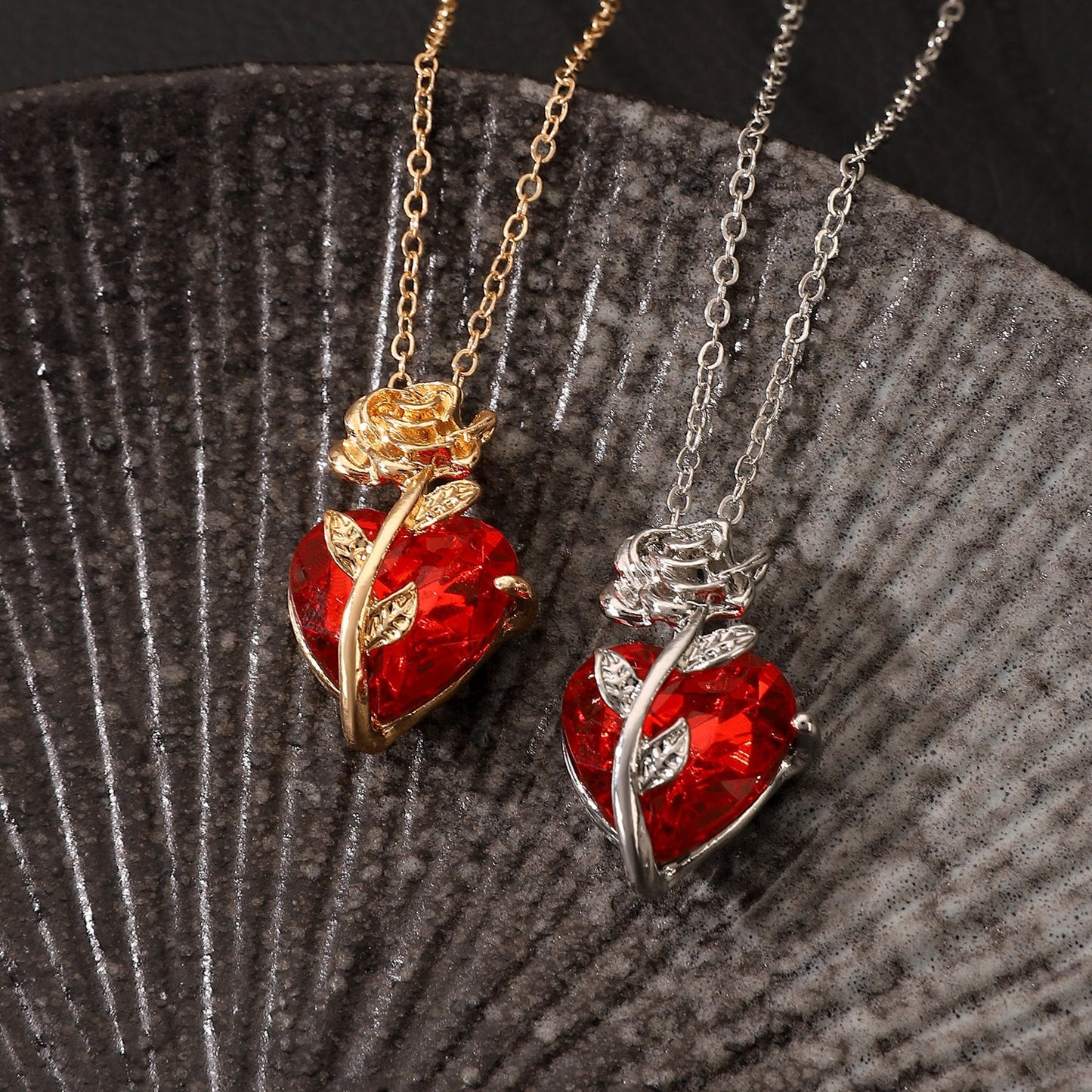 Punk Rose Love Necklace Fashion Personality Heart-shaped Clavicle Chain Pendant Necklace For Valentine's Day Brand: aeac