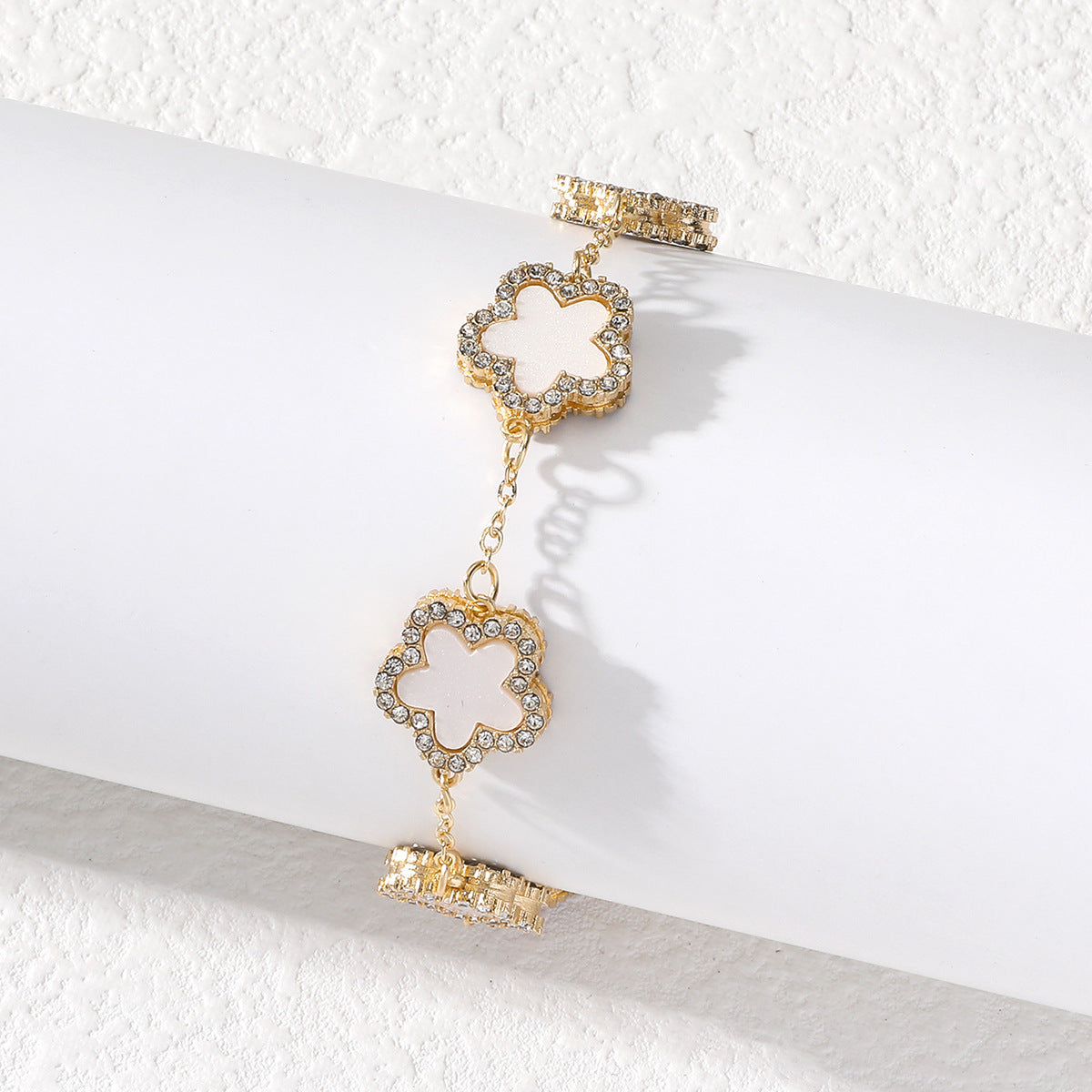 Diamond Five-pointed Star Petals Fashion Temperamental Bracelet Brand: aeac
