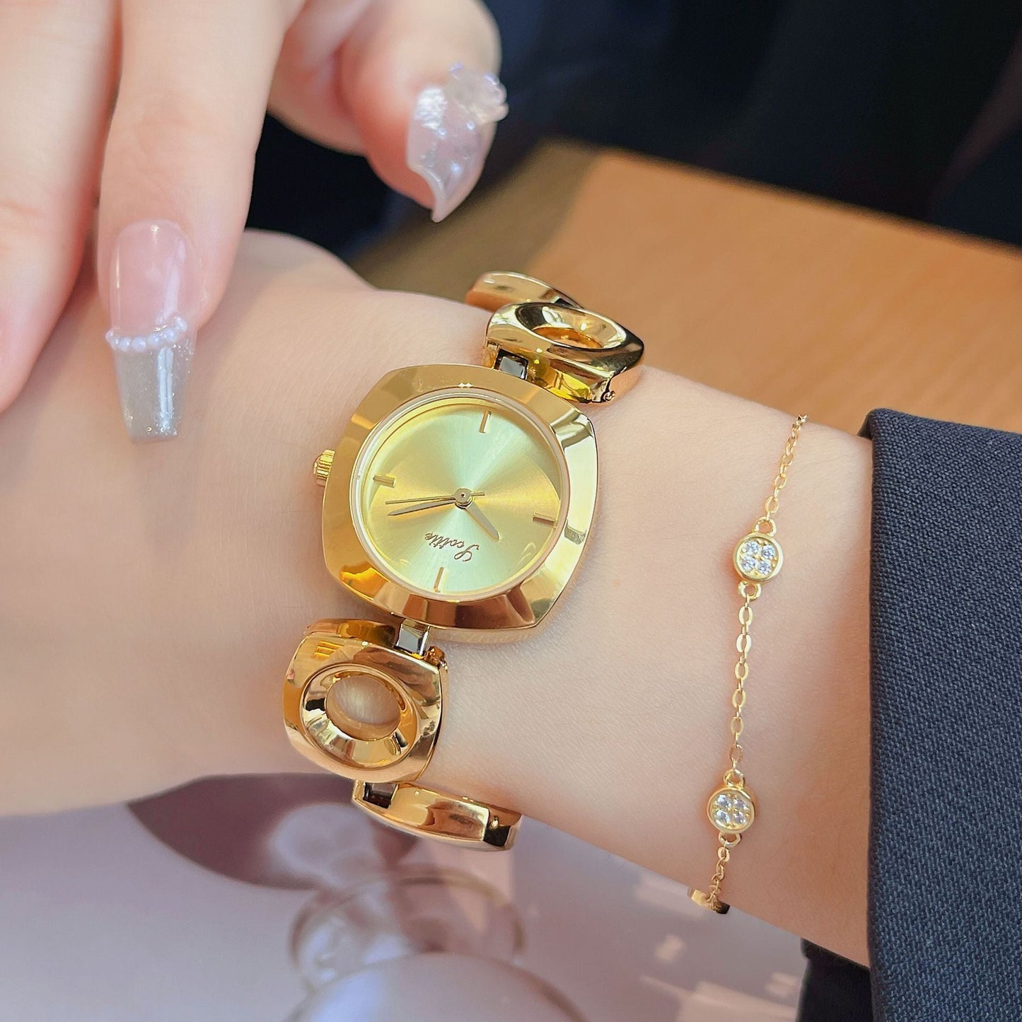 Women's Irregular Hollow-out Gold Fashion Good-looking Bracelet Watch Brand: aeac
