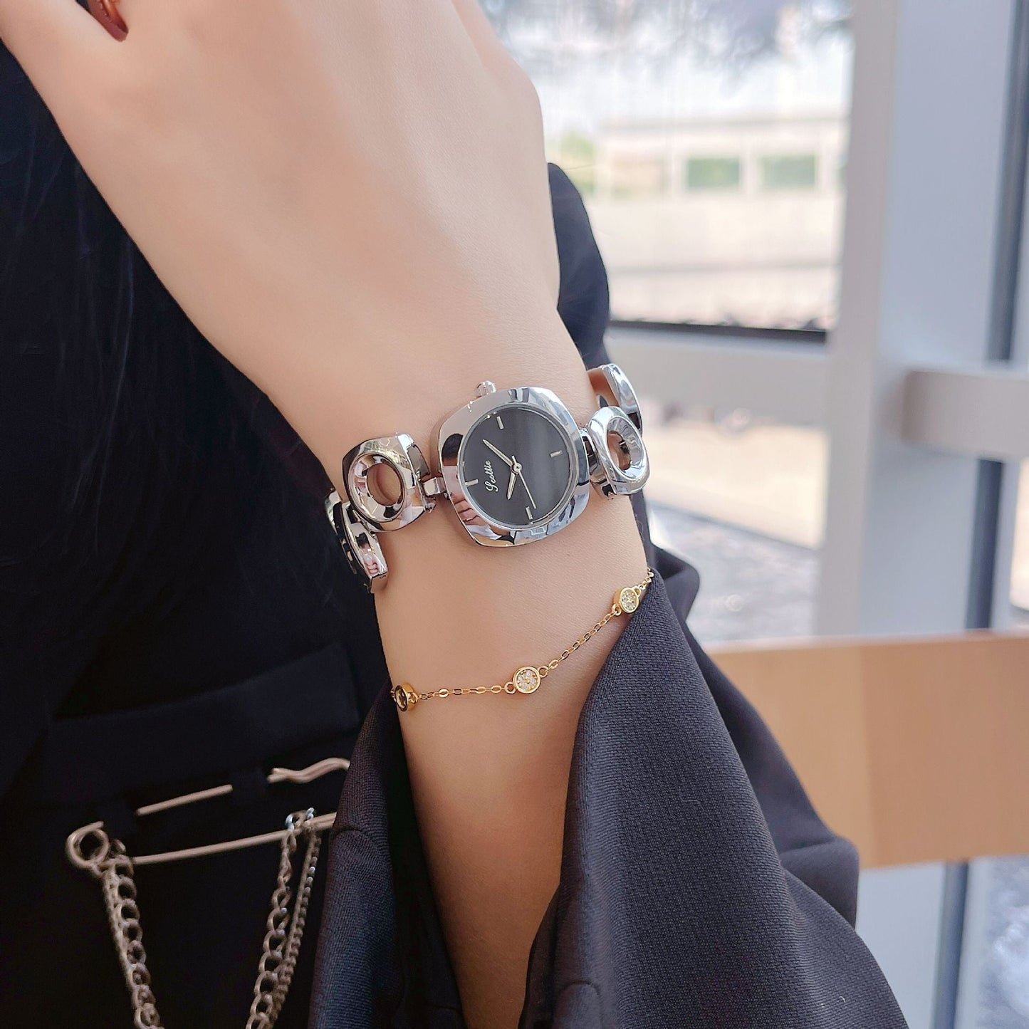 Women's Irregular Hollow-out Gold Fashion Good-looking Bracelet Watch Brand: aeac