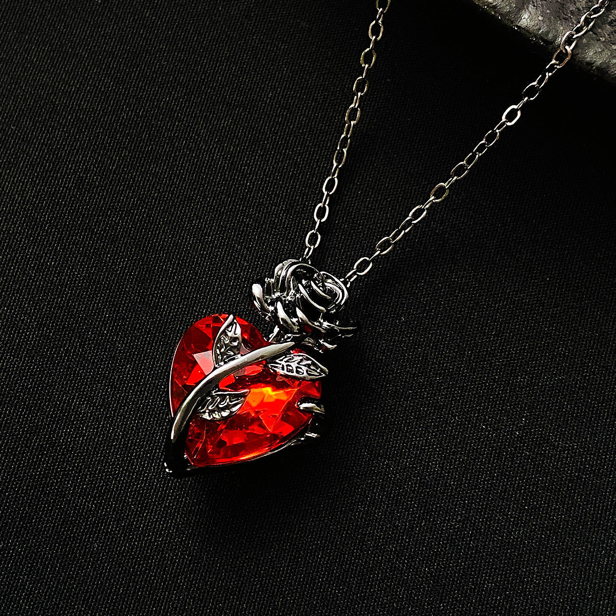 Punk Rose Love Necklace Fashion Personality Heart-shaped Clavicle Chain Pendant Necklace For Valentine's Day Brand: aeac