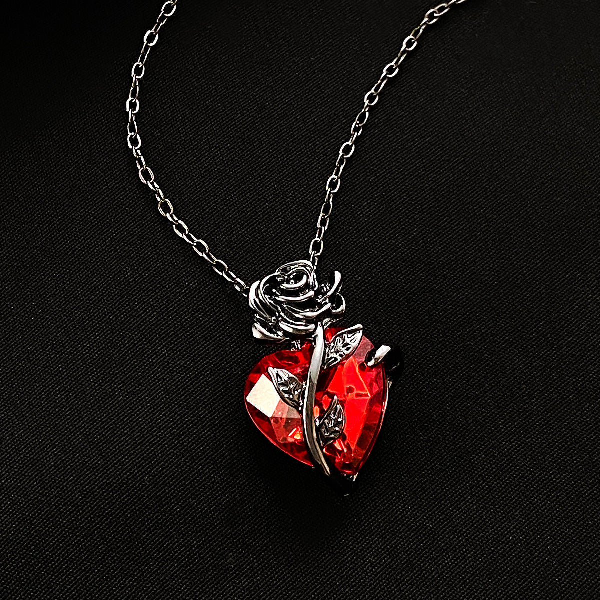 Punk Rose Love Necklace Fashion Personality Heart-shaped Clavicle Chain Pendant Necklace For Valentine's Day Brand: aeac