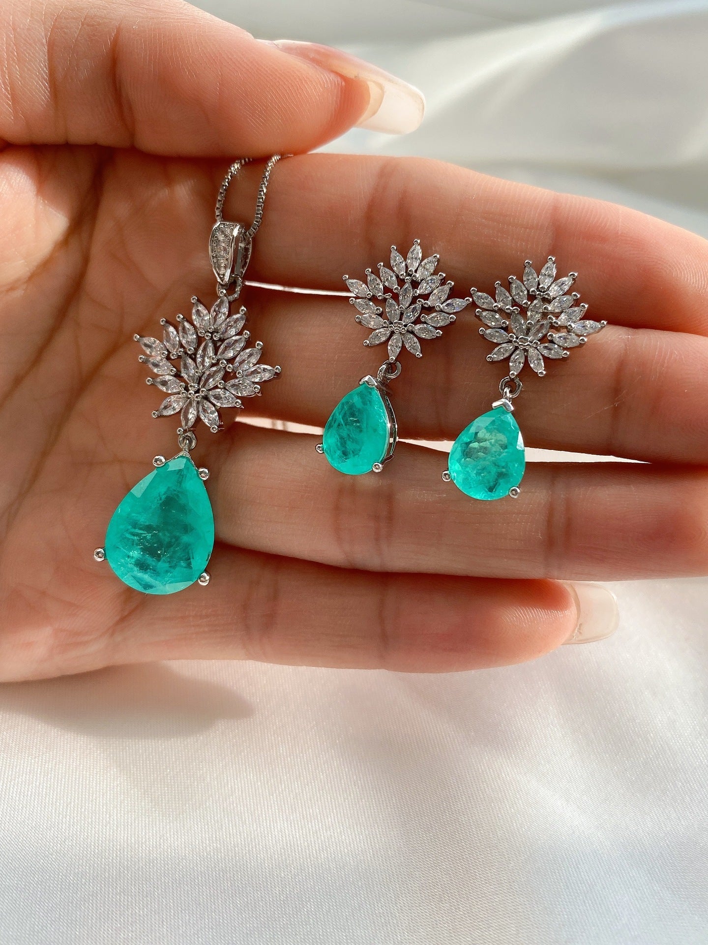 Classic Princess Pendant Stud Earrings Jewelry Set Brand: aeac