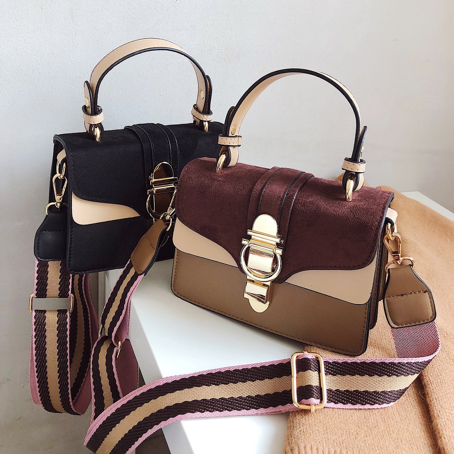 Retro fashion wild shoulder trend crossbody bag Brand: aeac
