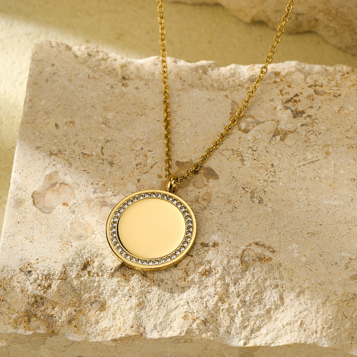 Geometric Circular Heart-shaped Diamond Inlaid Titanium Steel Necklace Brand: aeac