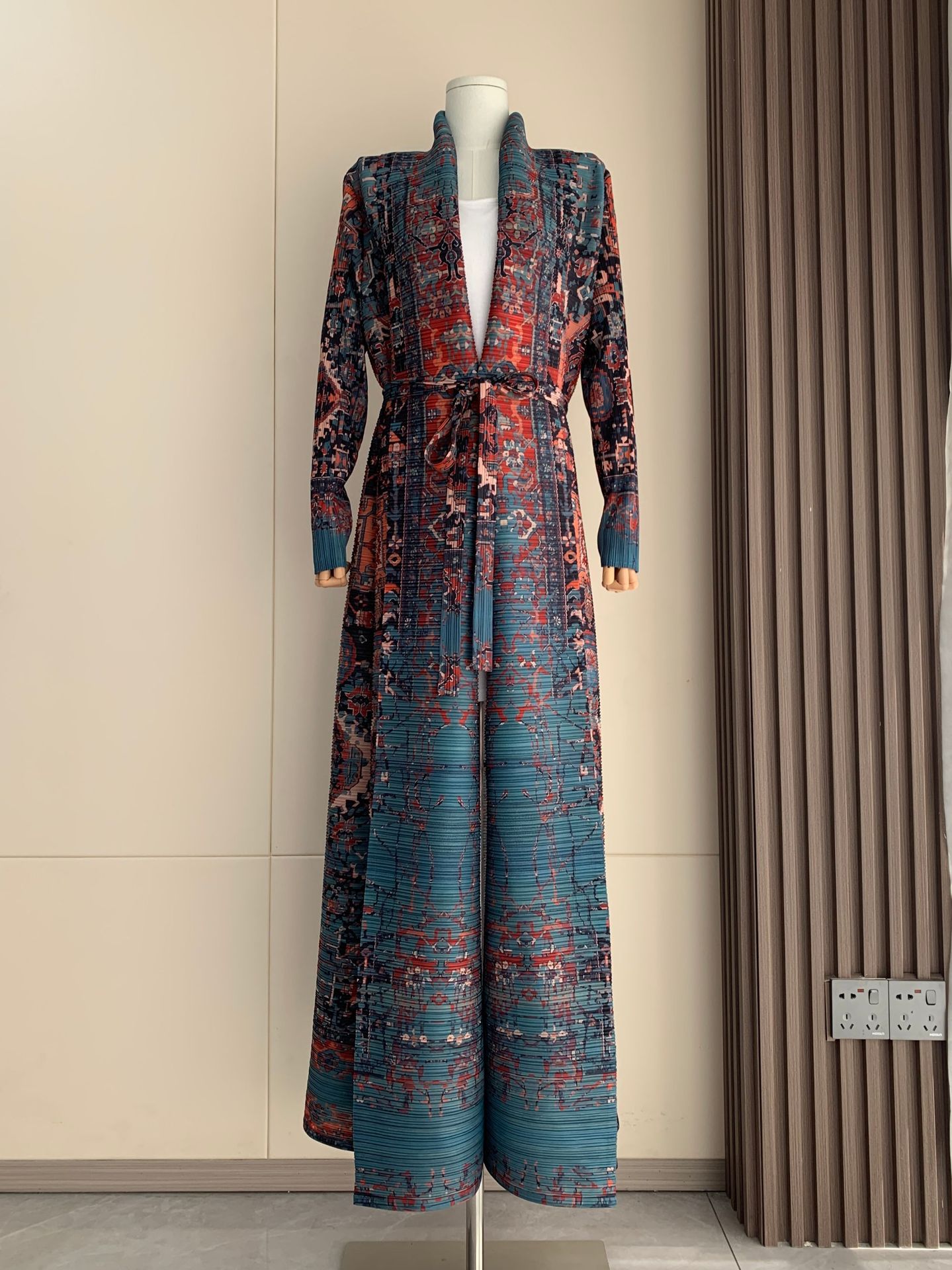 Autumn High-End Pleated Long-Sleeve Trench Coat Brand: aeac