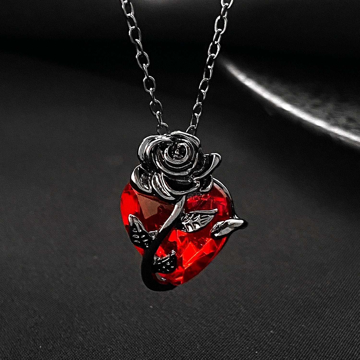 Punk Rose Love Necklace Fashion Personality Heart-shaped Clavicle Chain Pendant Necklace For Valentine's Day Brand: aeac