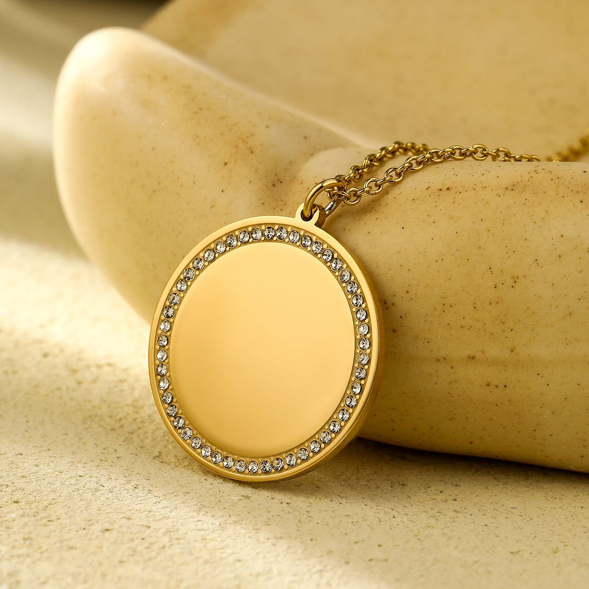 Geometric Circular Heart-shaped Diamond Inlaid Titanium Steel Necklace Brand: aeac